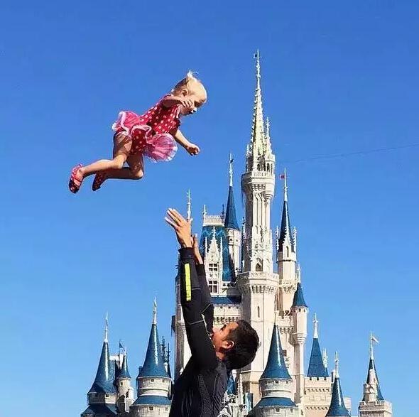 他25岁赚了3.5亿,却卖掉房子,带着妻儿全世界流浪