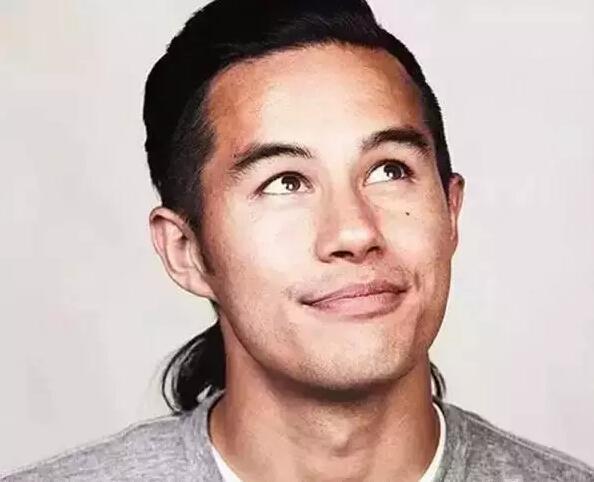 他25岁赚了3.5亿,却卖掉房子,带着妻儿全世界流浪