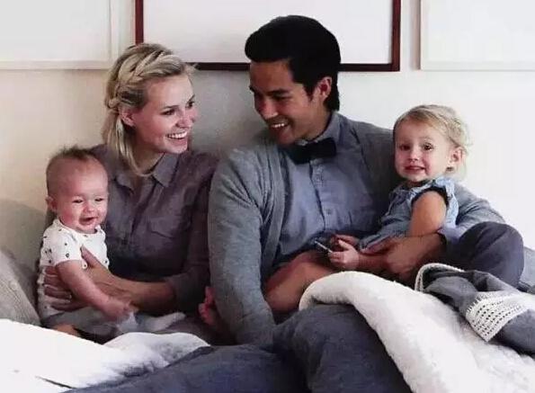 他25岁赚了3.5亿,却卖掉房子,带着妻儿全世界流浪