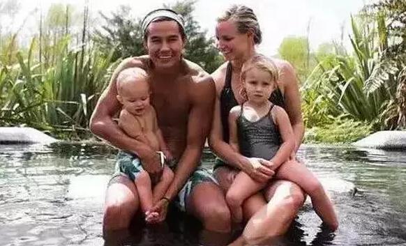 他25岁赚了3.5亿,却卖掉房子,带着妻儿全世界流浪