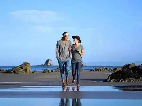 他25岁赚了3.5亿,却卖掉房子,带着妻儿全世界流浪