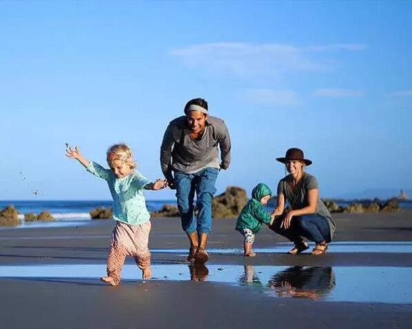 他25岁赚了3.5亿,却卖掉房子,带着妻儿全世界流浪