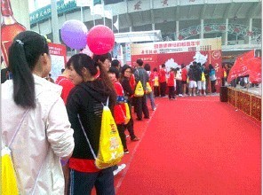 排起长龙的报名队伍