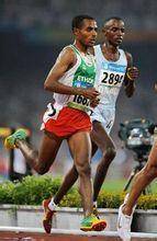 凯内尼萨·贝克勒（左）