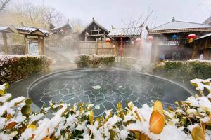 【2.10-11周二三跨小年】遵化雪乡温泉轻享2日游：雪乡童话世界美拍+汤泉4星酒店住宿早餐自助餐泡汤畅玩+逛大集观水库