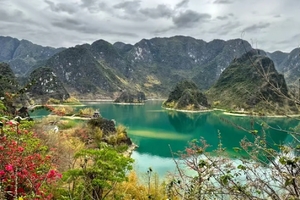 【4月13-21】探寻桂西南崇左巴马，三门海-浩坤湖-靖西鹅泉-德天瀑布-花山岩画-明仕田园 ，三月三休闲9日游