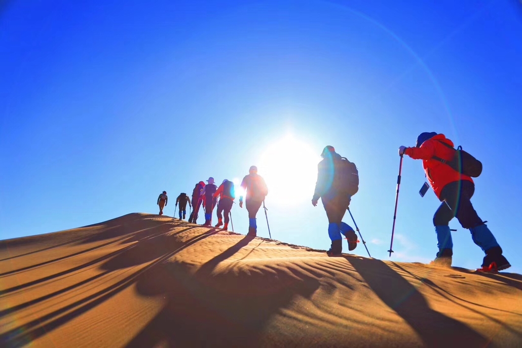 清明节4月36号邀你徒步腾格里大沙漠我来我见我征服