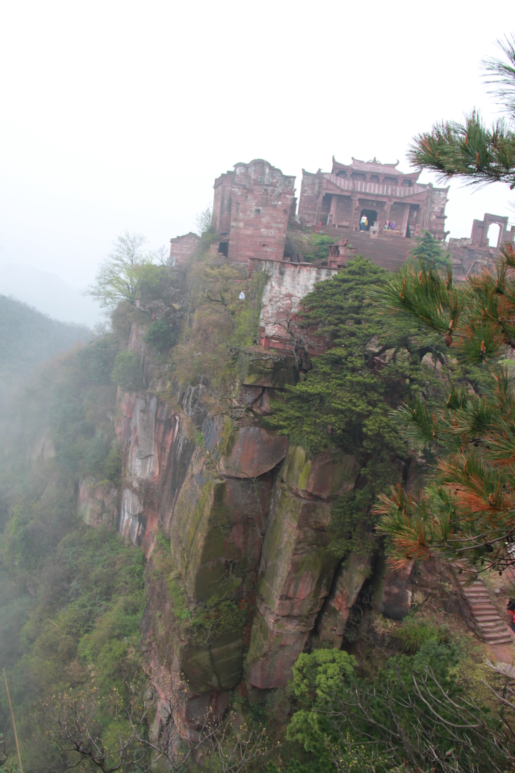 一路烟波浩渺,环抱下千年大樟树,遥望双乳峰,登上土匪的了望塔:水心寨
