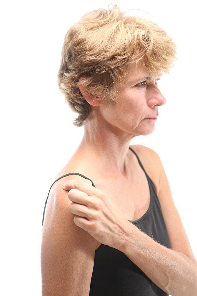 点在锁骨和肩胛骨之间身体侧面v字( )的狭窄区块内,即肩膀的最上面