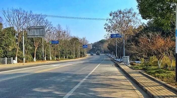 鼋头渚牌坊右转就是山水东路,山水东路走顺行车道.14.