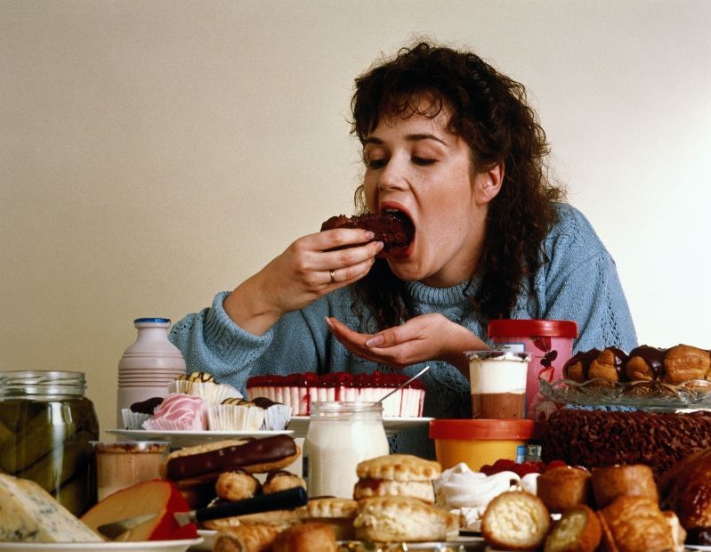 环境杂乱与过度饮食