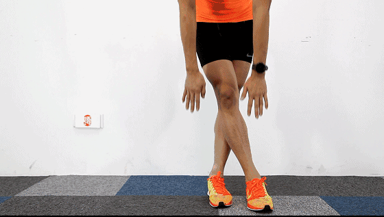 1.拉伸髂胫束和阔筋膜(训练前拉伸15s*1set 训练后拉伸30s*3set)