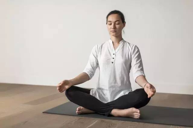 手,脊椎的姿势 ______ 腿的姿势 假如你可以,最好是盘腿坐,散盘,单盘