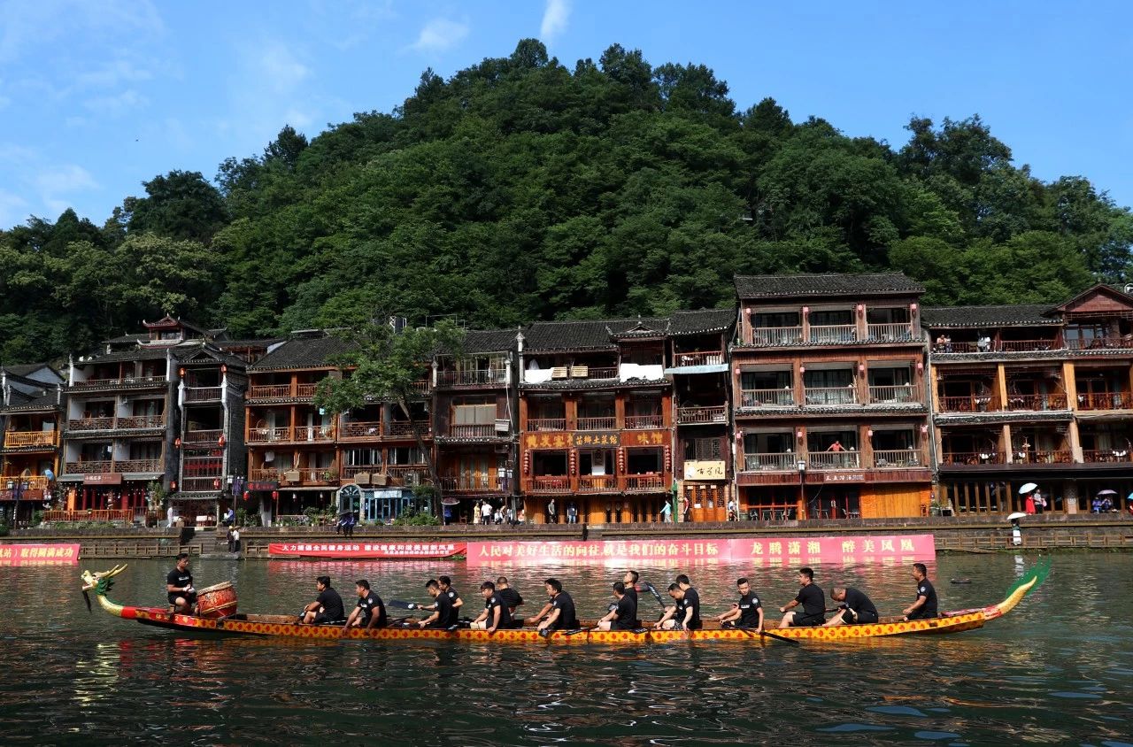 图为龙船赛现场.