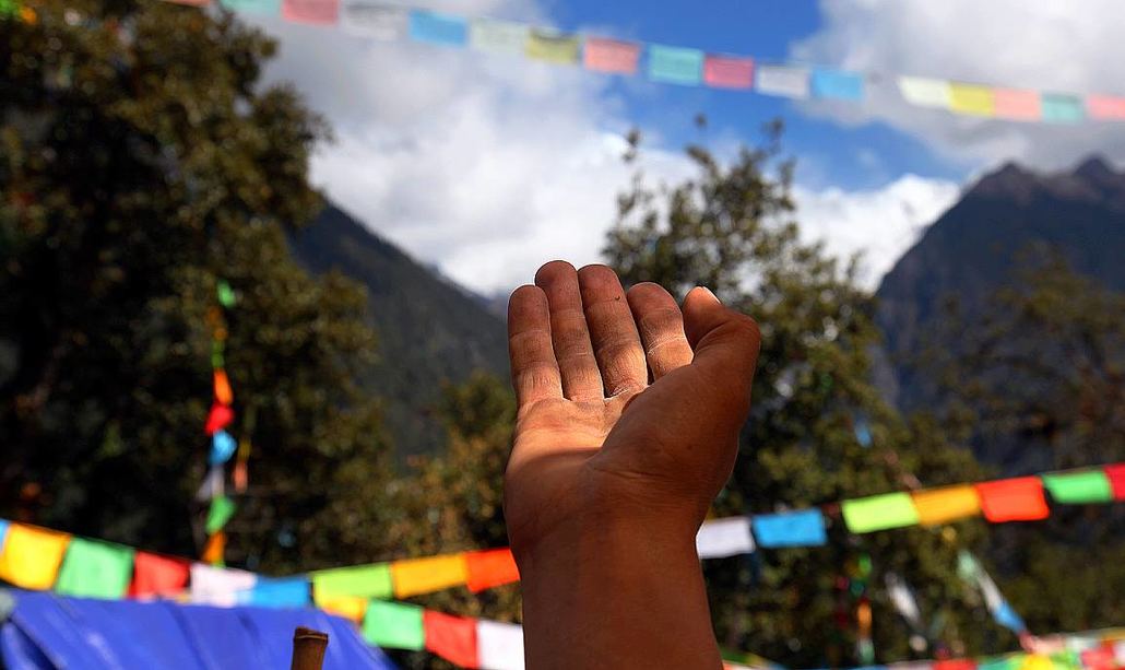 当藏人介绍神山时,由衷虔敬的手势.摄影 / 马锅头