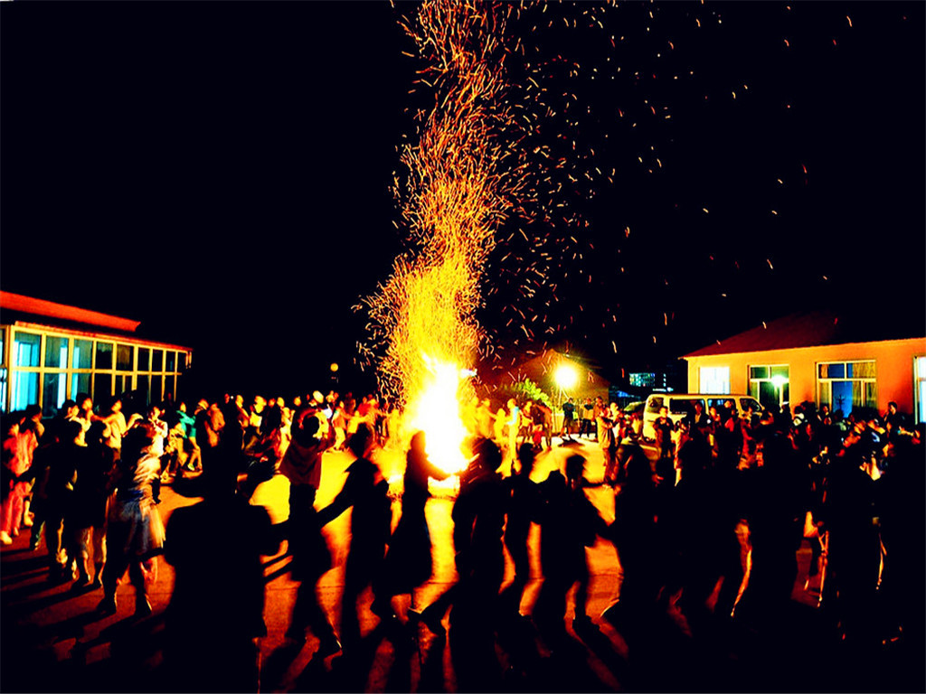 国庆2日游坝上草原骑马闪电湖大汗行宫篝火烤全羊许愿灯天天发队