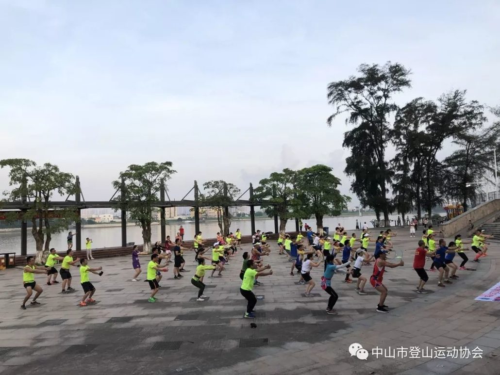 早上5点多大伙就到了南头的水上公园,清晨的公园非常宁静,趁太阳公公