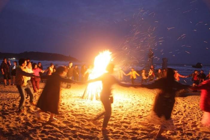 游泳玩水,骑海上摩托,吃海鲜大餐,在沙滩上围着篝火赤脚跳舞,看露天