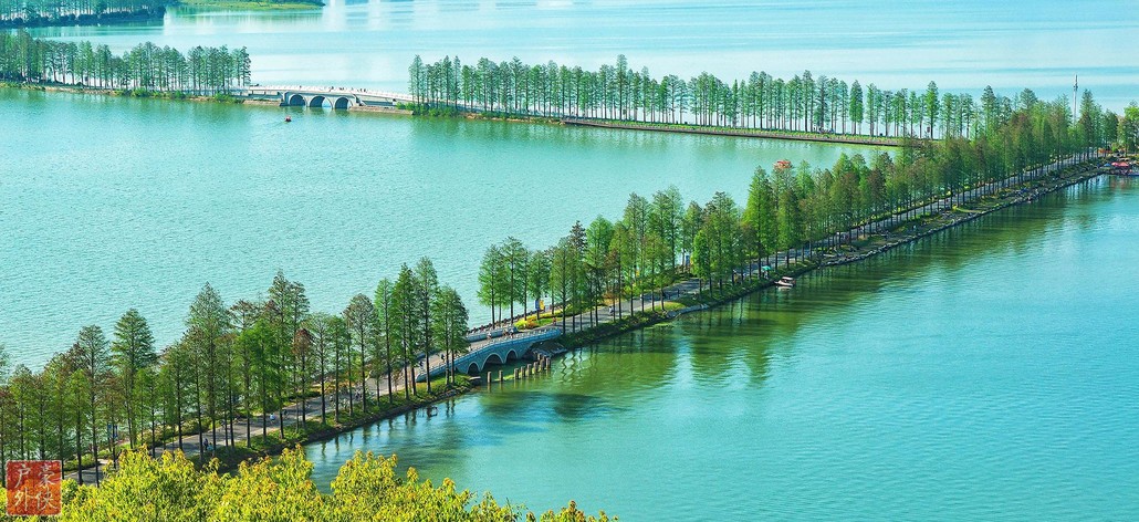武汉东湖绿道位于武汉市东湖风景区内,是国内首条城区内5a级旅游景区