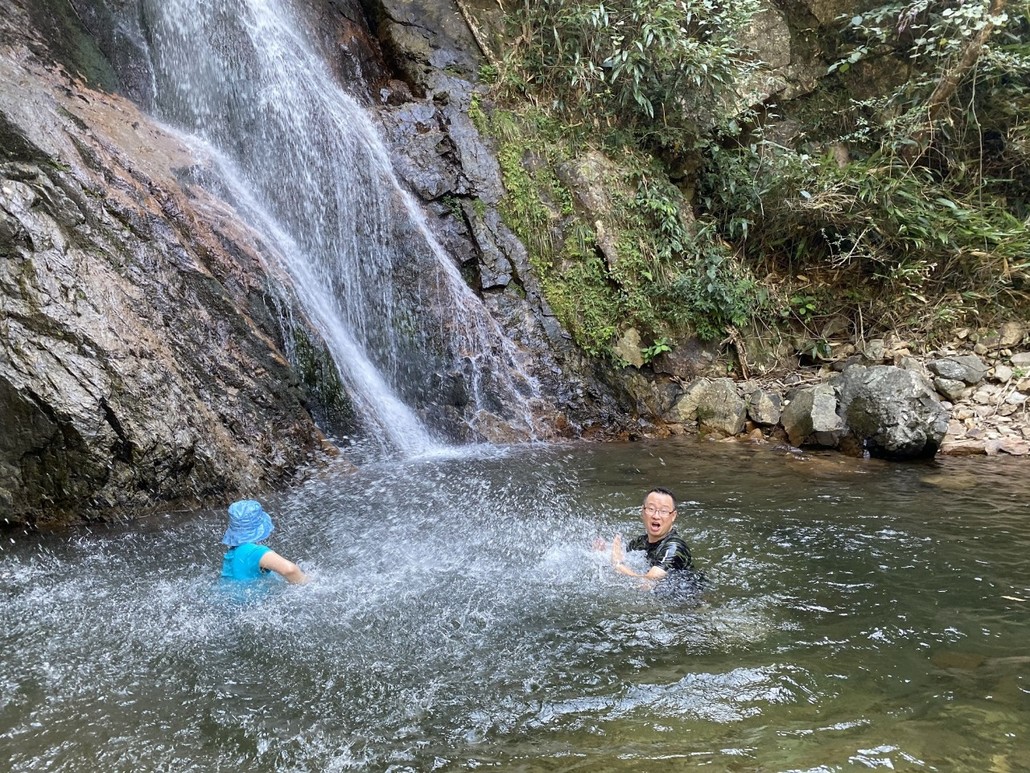 5螺蛳湾溯溪,黑洞瀑布群探秘,群山深处清凉戏水,赏瀑布飞溅