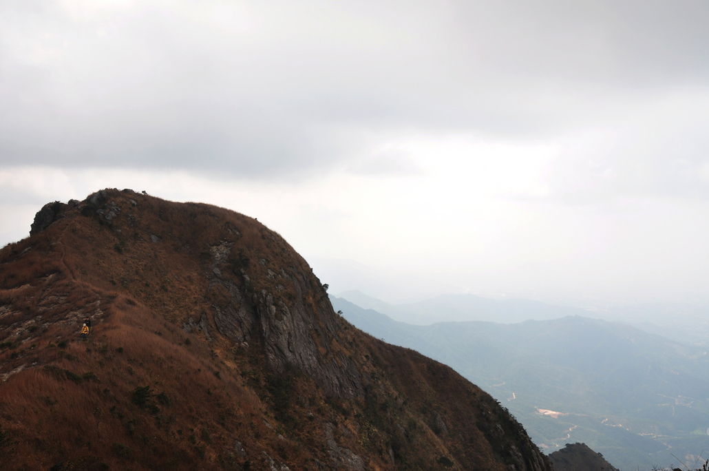 危峰兀立 怪石嶙峋,多處路段需要徒手攀爬白馬山因陡峭,險峻而在驢友