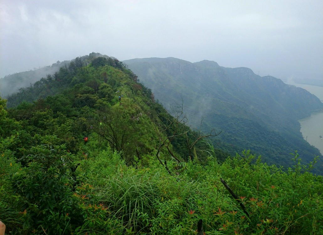 远眺鼎湖山 飞来峡俗称"飞霞,南距广州100多公里,飞来峡又名禺峡,中