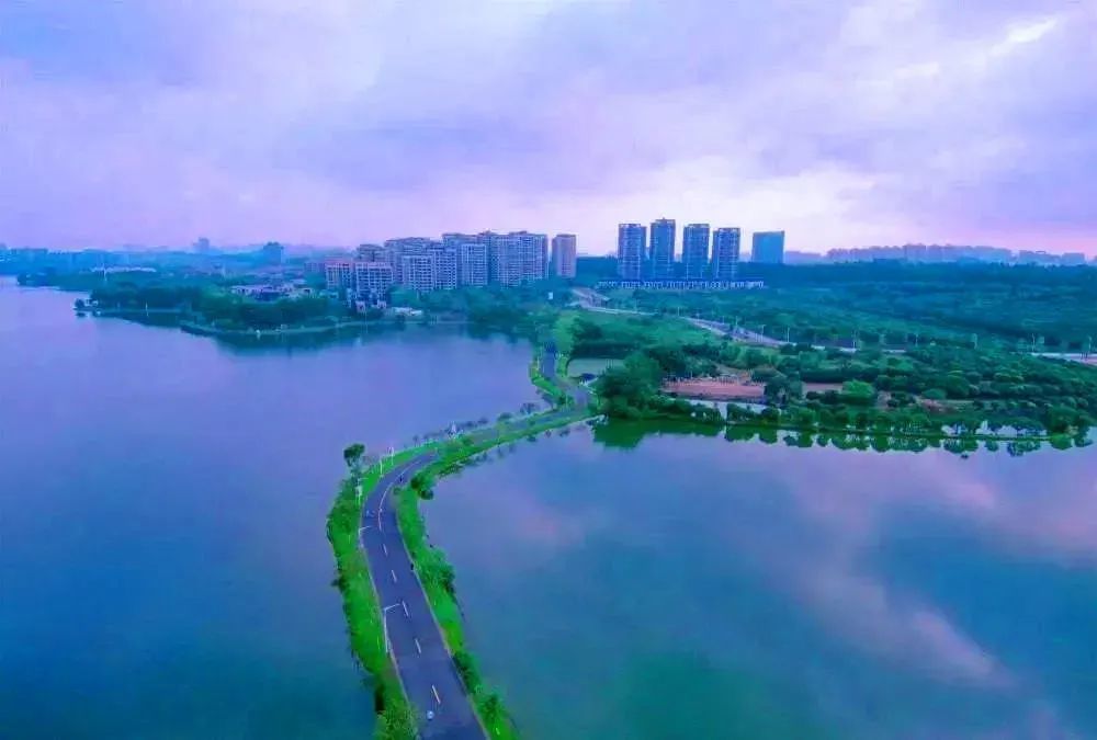 雨霽虹出時分,湖面煙波浩渺,雲蒸霞蔚;曉月晚風中,松山湖舟舸橫掠