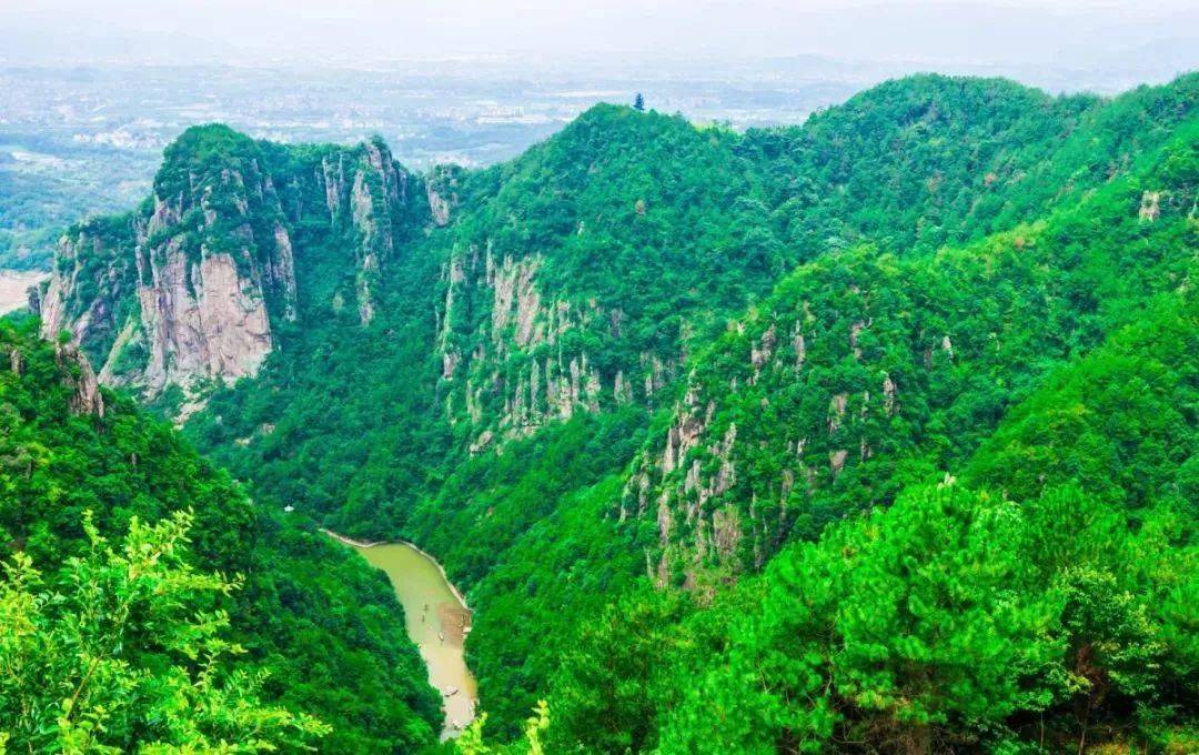 八仙湖之清秀,双阙峰之雄奇,悬空廊之精巧,龙潭瀑之壮美,跨鹤台之孤耸