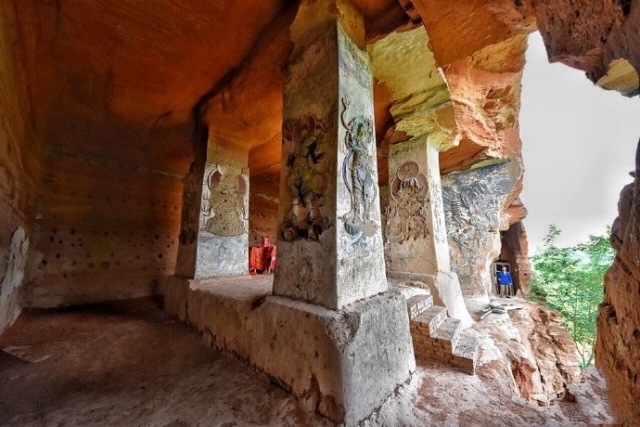 它相连的罗汉洞百里石窟长廊 是泾川佛教圣地规模宏大的礼佛中心之一