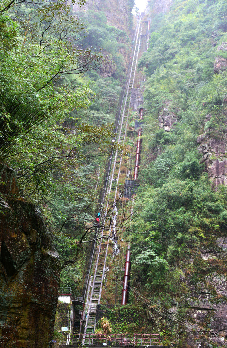 探寻广东醉美广东大峡谷 走通天梯 看高空杂技表演一天游