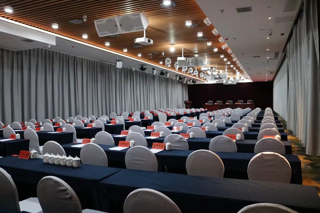面积828平方米,课桌式容纳500人左右,剧院式:1200人左右中国风会议室