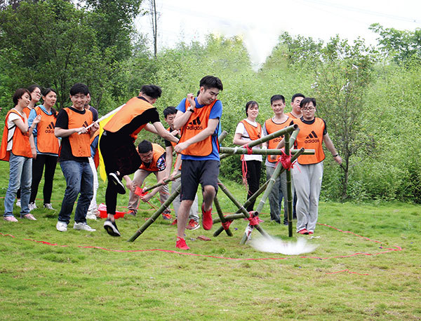 周边游团建拓展项目罗马炮架