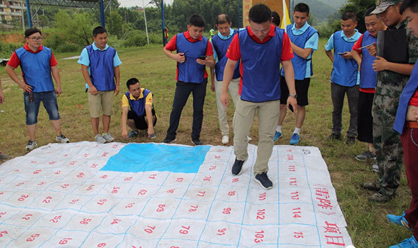 队员正在穿越拓展雷阵图