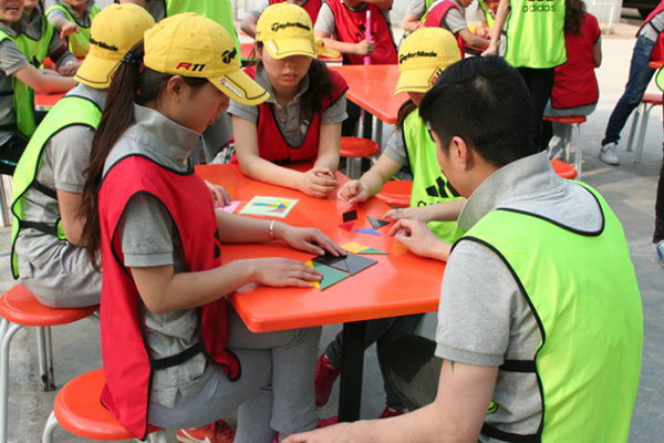 周边游团建拓展项目七巧板