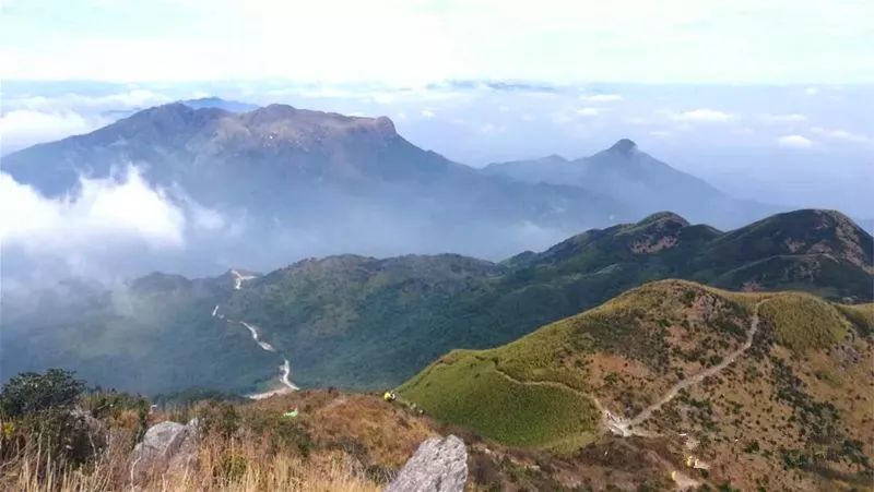 莲花山海拔1337米,是惠州第一高峰,也是粤东第一高峰.