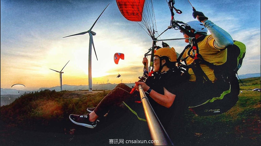 全国滑翔伞高手在龙里油画大草原上演高空竞技
