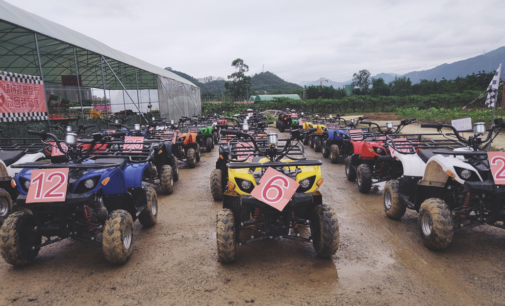 目前拥有40多台专业越野车,配备近百套专业安全装备,有专业的教练指导