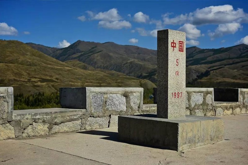 位于中哈边境的五号界碑