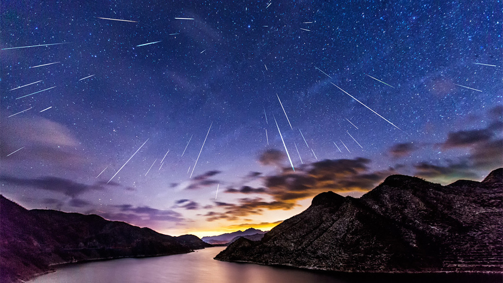 11 当英仙座流星雨遇上荧光夜行,还有什么比左手爸爸,右手妈妈,边走边