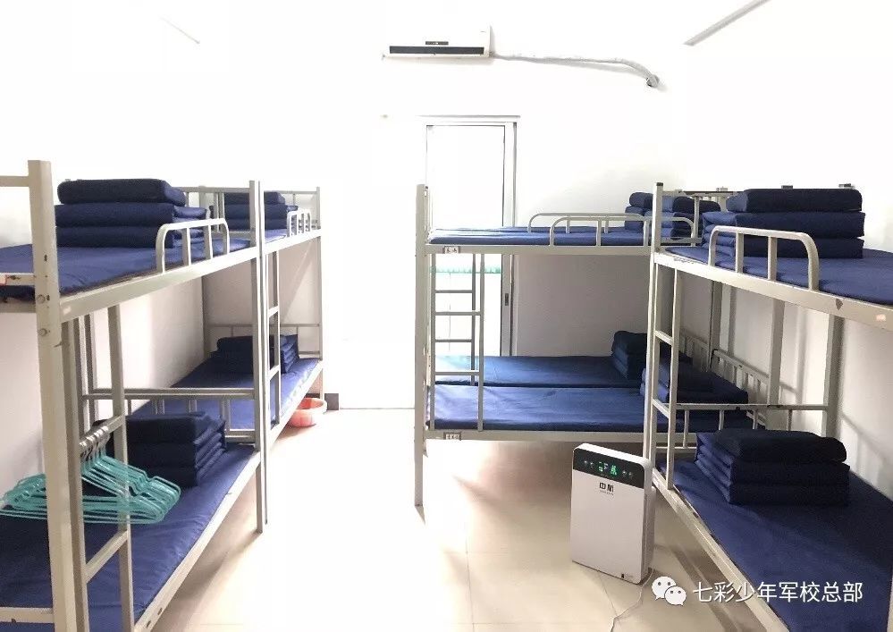 06七彩少年军校安全防护1,全行业最高师生配比6:1,全方位安全照顾;2