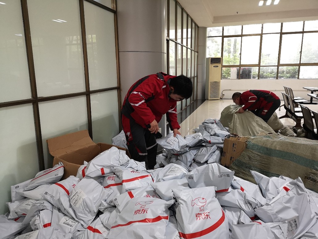 (在此感谢京东物流和京东小哥)