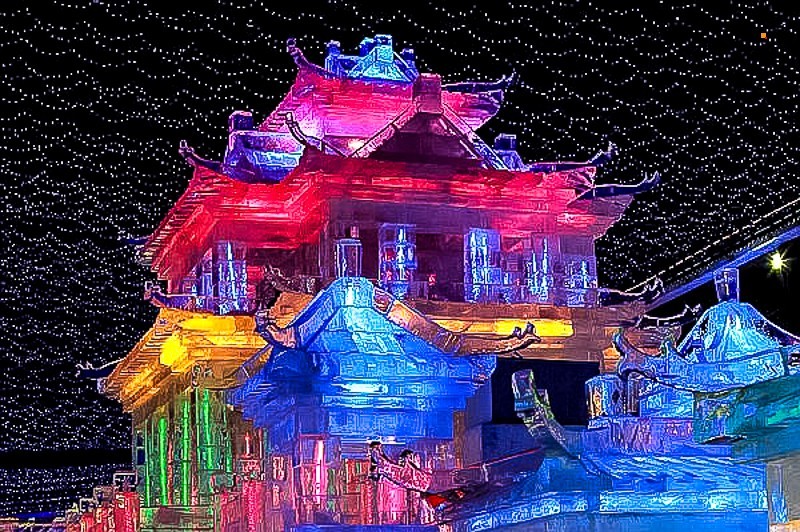 冰灯展区位于古城水库巨坝之下,两山峡谷之间,由两山体自然渗水形成的