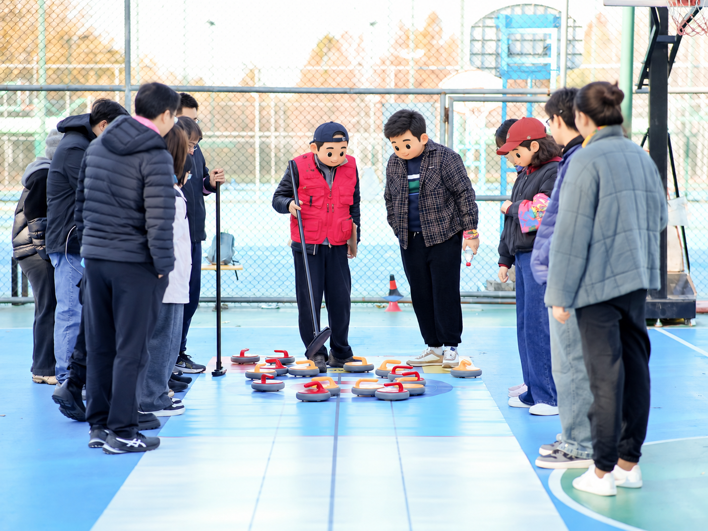成员围在靶区两侧,查看冰壶位置、听取讲解。