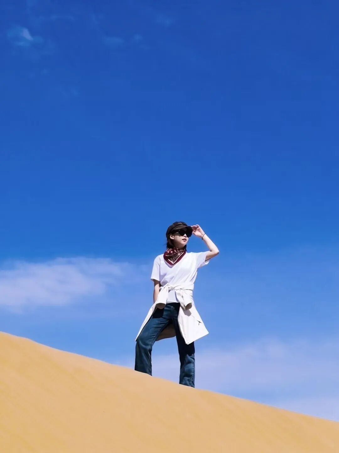 蓝天下的库布其沙丘