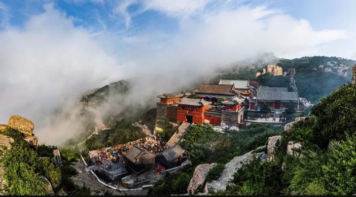 道教,佛教视泰山为仙山佛国,神化泰山,在泰山建造了大量宫观寺庙