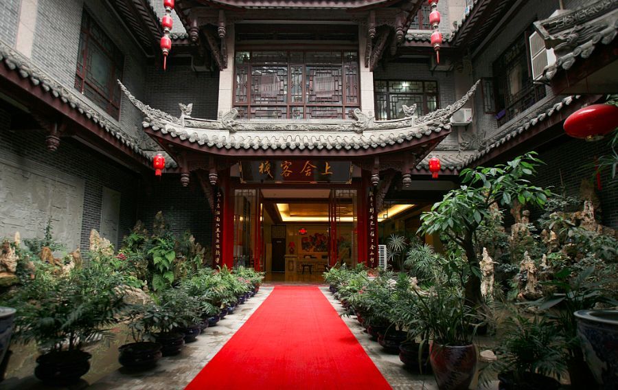 上舍客栈以中华传统古典建筑为基调,全面融入边城文化及永宁河之灵气