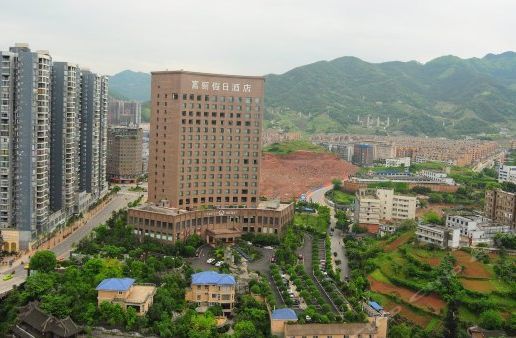 富丽假日酒店地处四川省叙永县新区和平大桥桥头,地理位置优越.