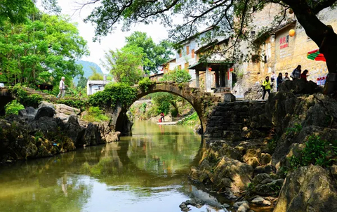 【阳朔深度游+黄姚古镇 2天】徒步漓江，登相公山，行摄遇龙河古桥，体验手撑竹筏，骑行十里画廊