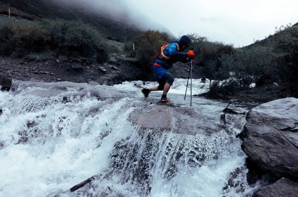 跋山涉水蒙犯霜露