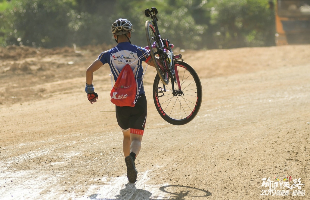 随风奔跑,自由飞翔,扛车跑过一段比较烂的路,难道是害怕扎胎?